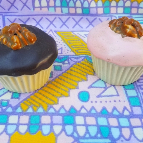 Vintage cupcake salt & pepper shakers - Picture 1 of 2